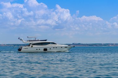 Yaz sezonunda denizde hareket eden küçük yat