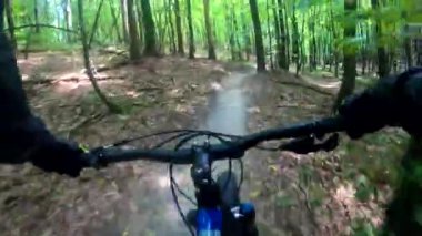 Mtb bisiklet yaz sezonunda yolda sürme