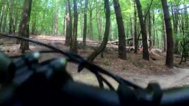 Mtb bisiklet yaz sezonunda yolda sürme