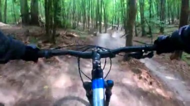Mtb bisiklet yaz sezonunda yolda sürme