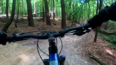 Mtb bisiklet yaz sezonunda yolda sürme
