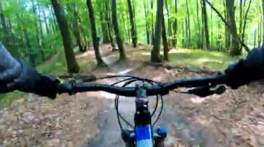 Mtb bisiklet yaz sezonunda yolda sürme