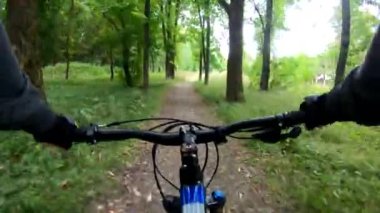 Mtb bisiklet yaz sezonunda yolda sürme