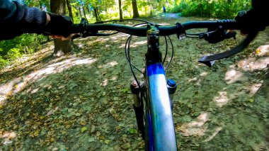 Sonbahar sezonunda bisiklet parkında mtb bisiklet sürme