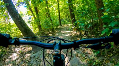 Sonbahar sezonunda bisiklet parkında mtb bisiklet sürme