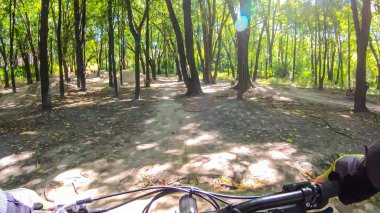 Sonbahar sezonunda bisiklet parkında mtb bisiklet sürme