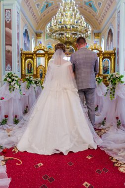 Düğün töreni sırasında genç çift