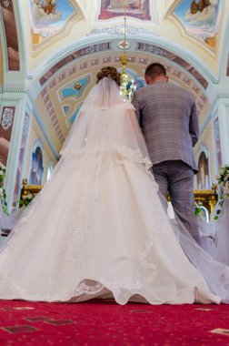 Düğün töreni sırasında genç çift