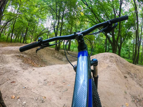 秋の登山道を自転車で走る — ストック写真