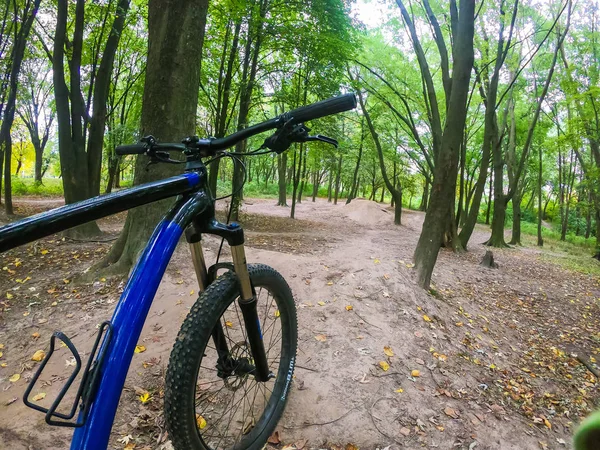 秋の登山道を自転車で走る — ストック写真