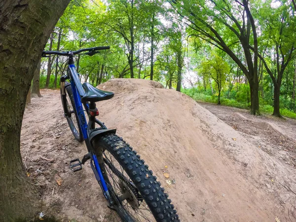 秋の登山道を自転車で走る — ストック写真