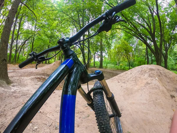 秋の登山道を自転車で走る — ストック写真