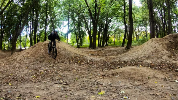 秋の登山道を自転車で走る — ストック写真