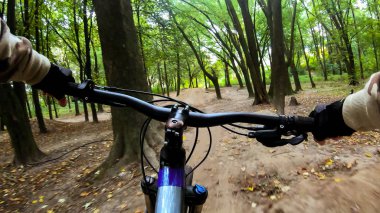 Sonbahar sezonunda patikada bisiklet.