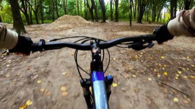 Sonbahar sezonunda patikada bisiklet.