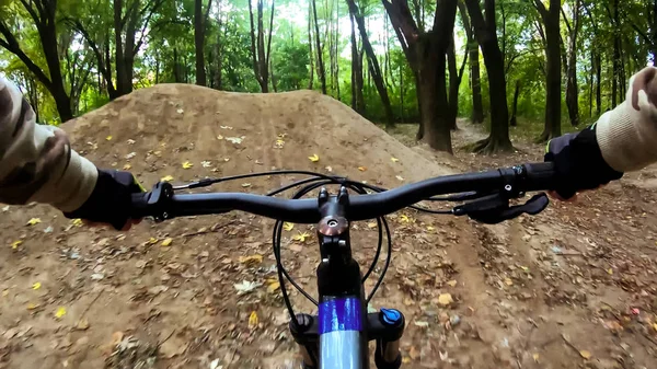 秋の登山道を自転車で走る — ストック写真