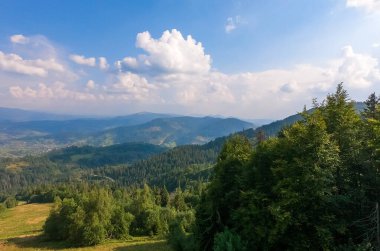 Karpat Dağları, sonbahar mevsiminde güneşli bir günde manzara sunar.