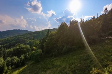 Karpat Dağları, sonbahar mevsiminde güneşli bir günde manzara sunar.
