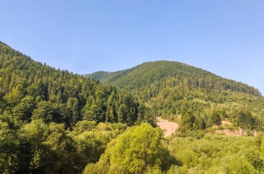 Karpat Dağları, sonbahar mevsiminde güneşli bir günde manzara sunar.