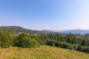 Karpat Dağları, sonbahar mevsiminde güneşli bir günde manzara sunar.