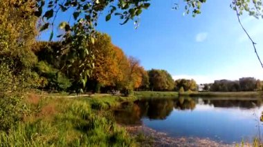 Autumn City Park 'ın video görüntüleri.