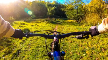 Amatör binici sonbahar sezonunda yolda gidiyor.