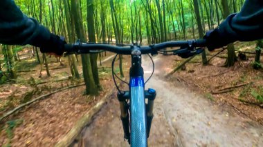 Amatör binici sonbahar sezonunda yolda gidiyor.