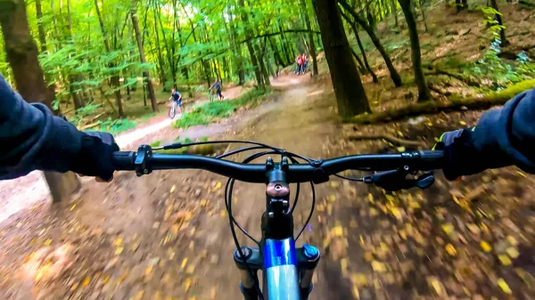 Amatör binici sonbahar sezonunda yolda gidiyor.