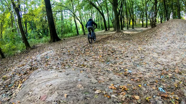 Hobbyfahrer Fahren Der Herbstsaison Auf Den Trails — Stockfoto