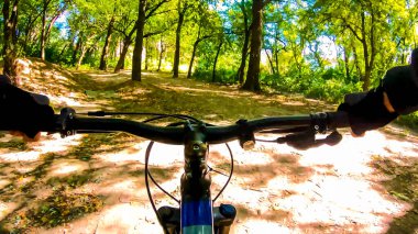 Amatör binici sonbahar sezonunda yolda gidiyor.