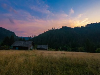 Gün batımında Carpathian dağlarıyla muhteşem güneş ışığı altında manzara
