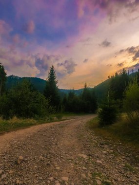 Gün batımında Carpathian dağlarıyla muhteşem güneş ışığı altında manzara