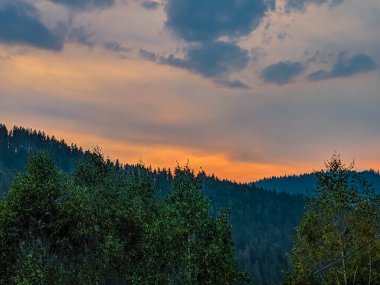 Gün batımında Carpathian dağlarıyla muhteşem güneş ışığı altında manzara