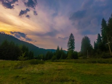 Gün batımında Carpathian dağlarıyla muhteşem güneş ışığı altında manzara
