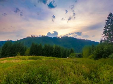 Gün batımında Carpathian dağlarıyla muhteşem güneş ışığı altında manzara