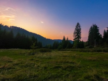 Gün batımında Carpathian dağlarıyla muhteşem güneş ışığı altında manzara