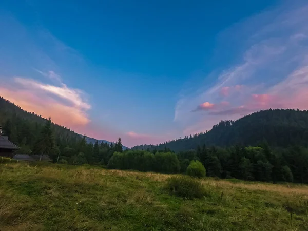 Krajina Karpatskými Horami Během Západu Slunce Úžasným Slunečním Světlem — Stock fotografie