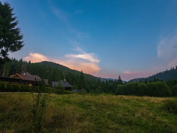Krajina Karpatskými Horami Během Západu Slunce Úžasným Slunečním Světlem — Stock fotografie