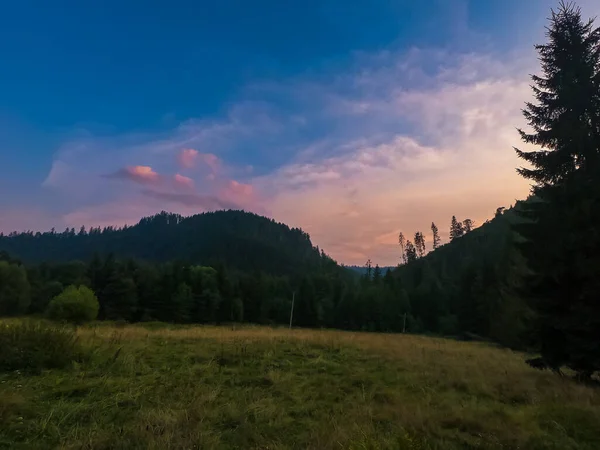 Landschaft Mit Karpaten Bei Sonnenuntergang Mit Herrlichem Sonnenlicht — Stockfoto