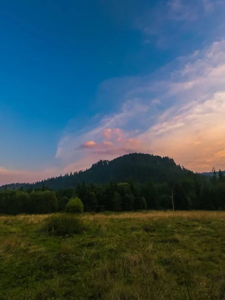 日落时喀尔巴阡山脉的风景 阳光灿烂 — 图库照片