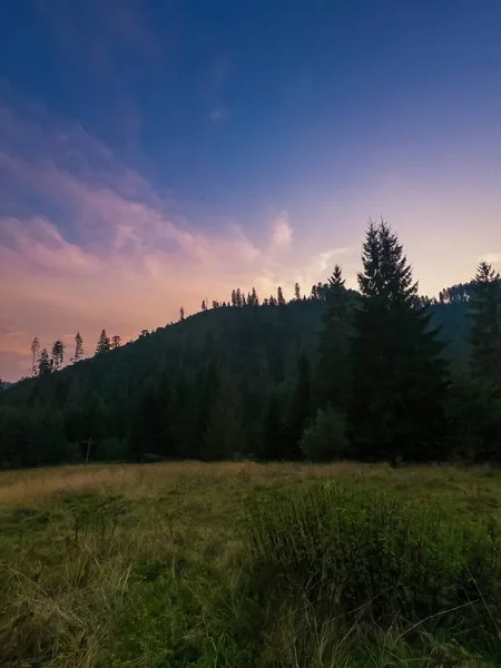 Landschaft Mit Karpaten Bei Sonnenuntergang Mit Herrlichem Sonnenlicht — Stockfoto