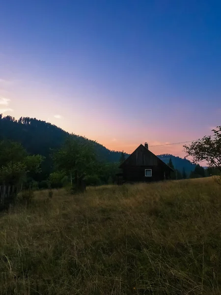 Krajina Karpatskými Horami Během Západu Slunce Úžasným Slunečním Světlem — Stock fotografie
