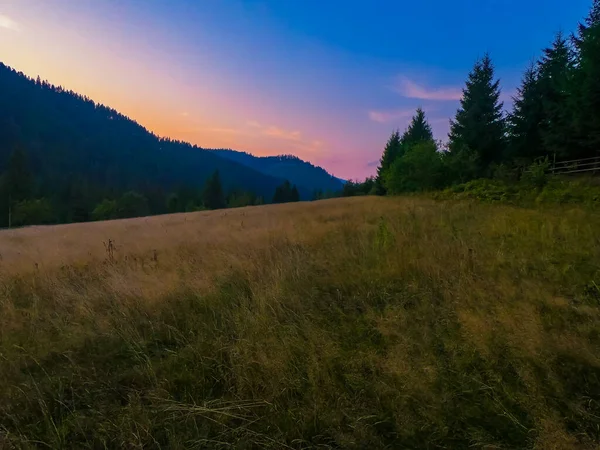 Landschap Met Karpaten Bergen Tijdens Zonsondergang Met Verbazingwekkend Zonlicht — Stockfoto