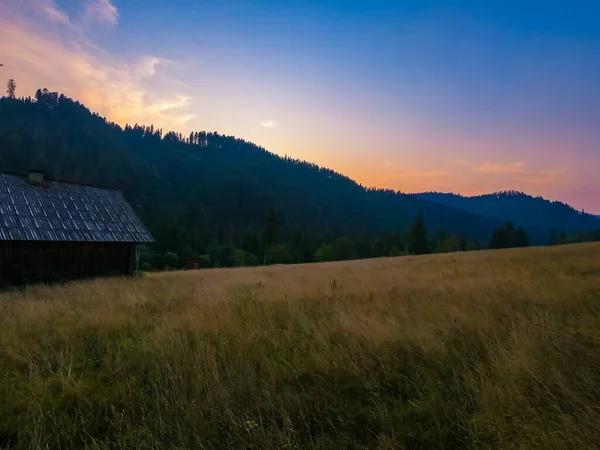 Landschap Met Karpaten Bergen Tijdens Zonsondergang Met Verbazingwekkend Zonlicht — Stockfoto