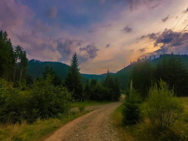 Gün Batımında Carpathian Dağlarıyla Muhteşem Güneş Işığı Altında Manzara — Stok fotoğraf