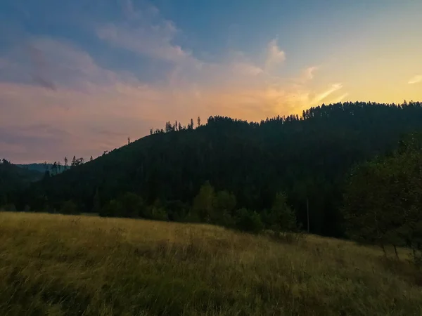 Gün Batımında Carpathian Dağlarıyla Muhteşem Güneş Işığı Altında Manzara — Stok fotoğraf