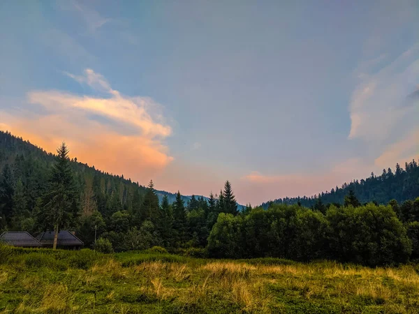 Landskap Med Karpatiska Bergen Solnedgången Med Fantastiskt Solljus — Stockfoto