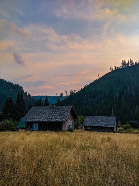 日落时喀尔巴阡山脉的风景 阳光灿烂 — 图库照片