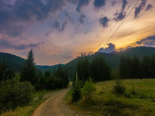 Landschap Met Karpaten Bergen Tijdens Zonsondergang Met Verbazingwekkend Zonlicht — Stockfoto