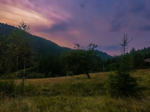 Paisagem Com Montanhas Dos Cárpatos Durante Pôr Sol Com Incrível — Fotografia de Stock